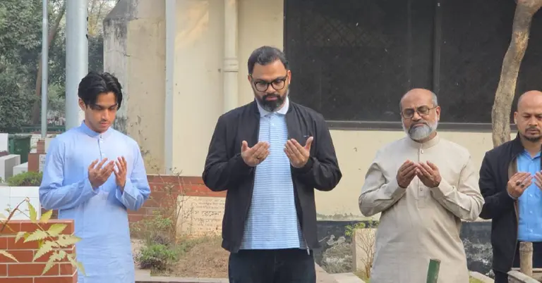 বাবা-মায়ের কবর জিয়ারত করছেন আমিনুল হক